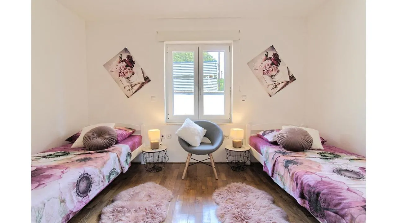 Holiday Home Tina By Rent Istria 사부드리자 게스트하우스